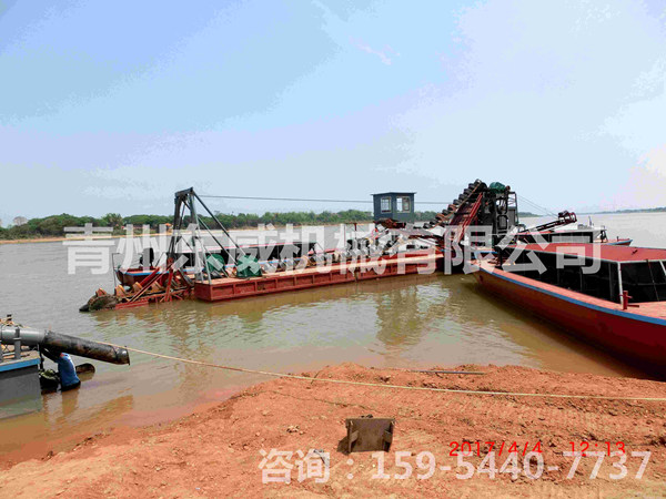 泰國湄公河挖沙船運沙船聯合作業